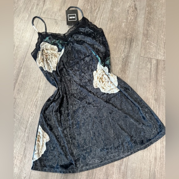 SOLD❤️FINAL SALE💐 NUDE piper velvet slip dress ✨ - Picture 5 of 10